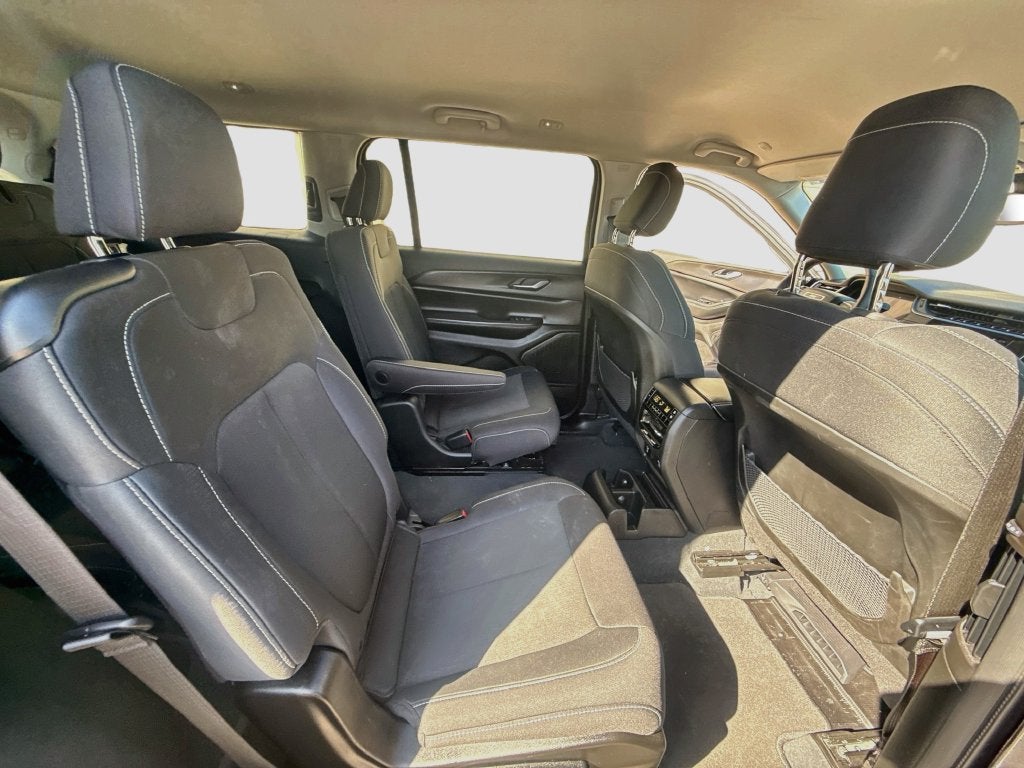 2023 Jeep Grand Cherokee L Laredo 4x4