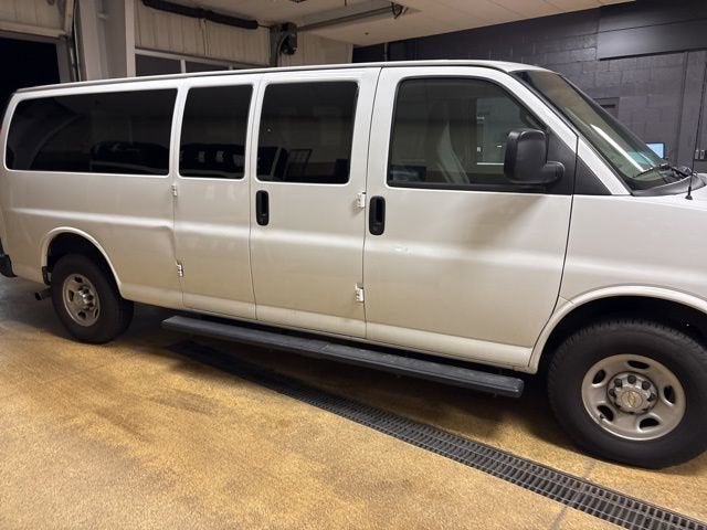 2022 Chevrolet Express Passenger 3500 1LS