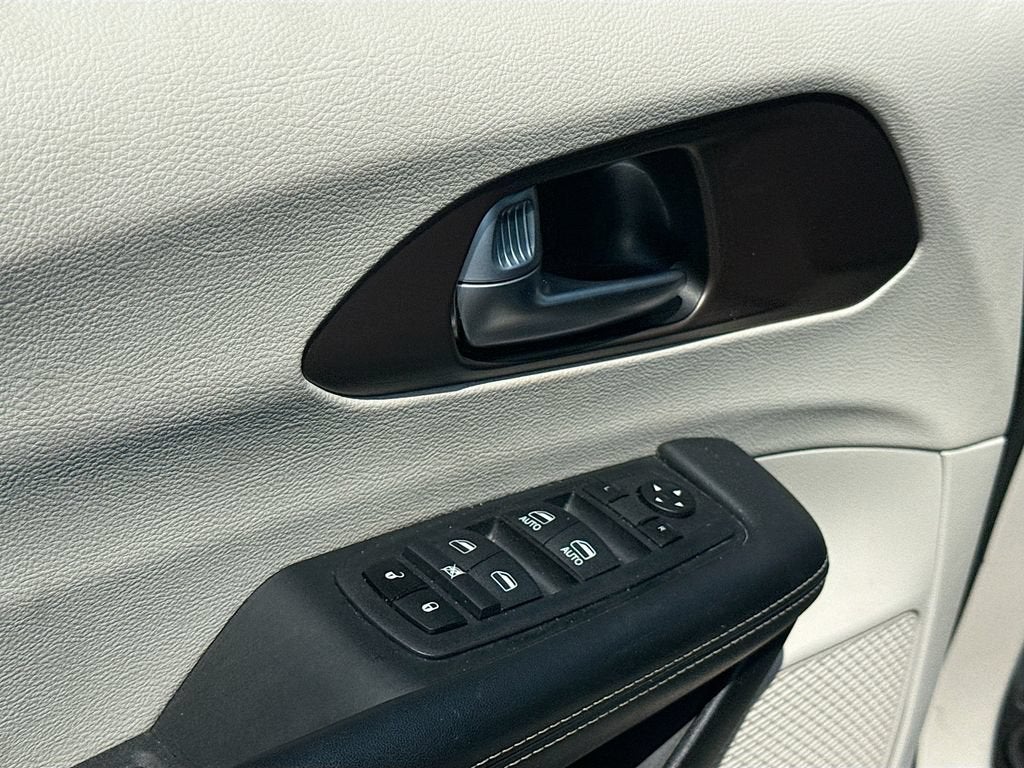 2024 Chrysler Voyager LX