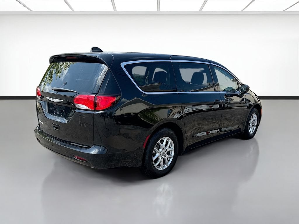 2024 Chrysler Voyager LX
