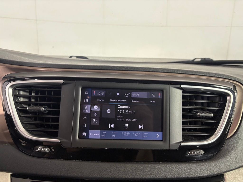 2022 Chrysler Voyager LX