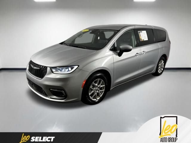 2023 Chrysler Pacifica Touring L's photo